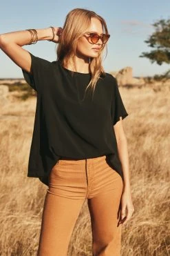 W22A Daisy Top In Black