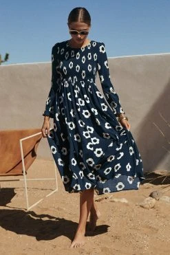 W22A Dresses Dahlia Dress In Ladybell